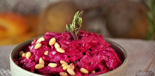 Фото приготовления рецепта: Свекольный салат с розмарином, кедровыми орехами и йогуртовой заправкой - шаг №14