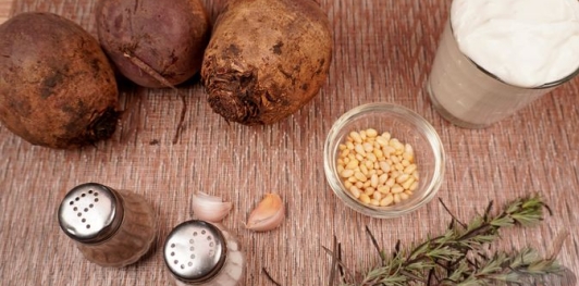 Фото приготовления рецепта: Свекольный салат с розмарином, кедровыми орехами и йогуртовой заправкой - шаг №1