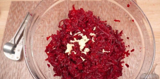 Фото приготовления рецепта: Свекольный салат с розмарином, кедровыми орехами и йогуртовой заправкой - шаг №5