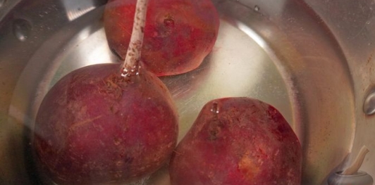 Фото приготовления рецепта: Свекольный салат с розмарином, кедровыми орехами и йогуртовой заправкой - шаг №2