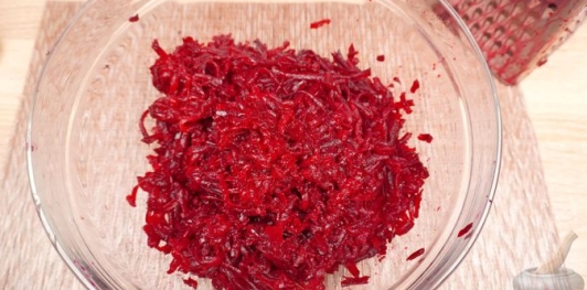 Фото приготовления рецепта: Свекольный салат с розмарином, кедровыми орехами и йогуртовой заправкой - шаг №4