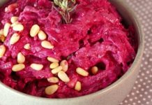 Свекольный салат с розмарином, кедровыми орехами и йогуртовой заправкой