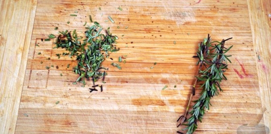 Фото приготовления рецепта: Свекольный салат с розмарином, кедровыми орехами и йогуртовой заправкой - шаг №10