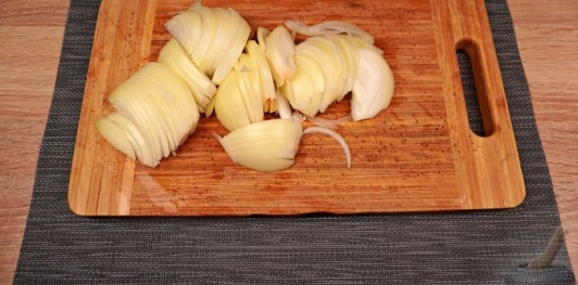 Фото приготовления рецепта: Свинина, тушенная с грушей, свининой и мёдом - шаг №2