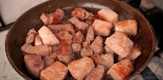 Фото приготовления рецепта: Свинина, тушенная с грушей, свининой и мёдом - шаг №13