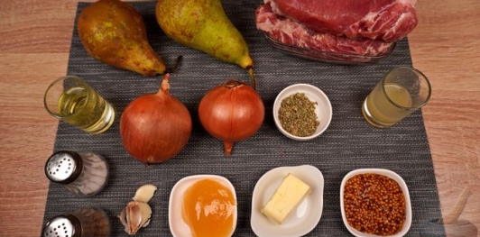 Фото приготовления рецепта: Свинина, тушенная с грушей, свининой и мёдом - шаг №1