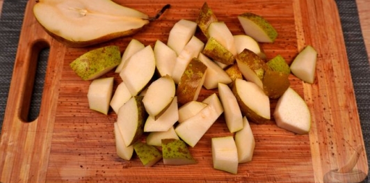 Фото приготовления рецепта: Свинина, тушенная с грушей, свининой и мёдом - шаг №4