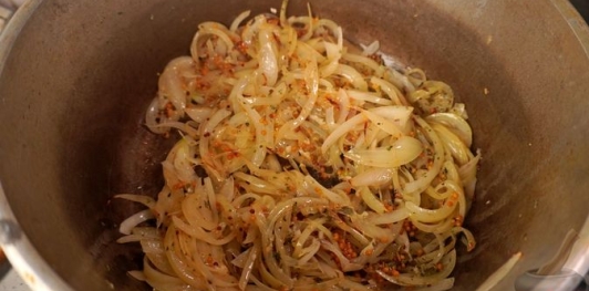 Фото приготовления рецепта: Свинина, тушенная с грушей, свининой и мёдом - шаг №7