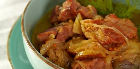 Фото приготовления рецепта: Свинина, тушенная с грушей, свининой и мёдом - шаг №18