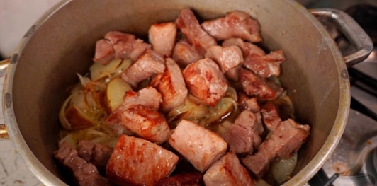 Фото приготовления рецепта: Свинина, тушенная с грушей, свининой и мёдом - шаг №14