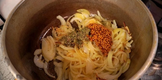 Фото приготовления рецепта: Свинина, тушенная с грушей, свининой и мёдом - шаг №5