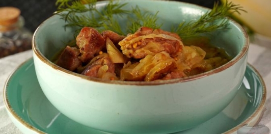 Фото приготовления рецепта: Свинина, тушенная с грушей, свининой и мёдом - шаг №17