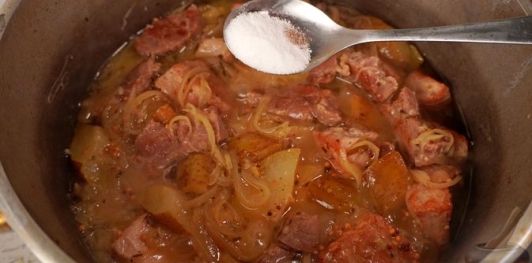 Фото приготовления рецепта: Свинина, тушенная с грушей, свининой и мёдом - шаг №15