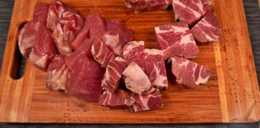 Фото приготовления рецепта: Свинина, тушенная с грушей, свининой и мёдом - шаг №11