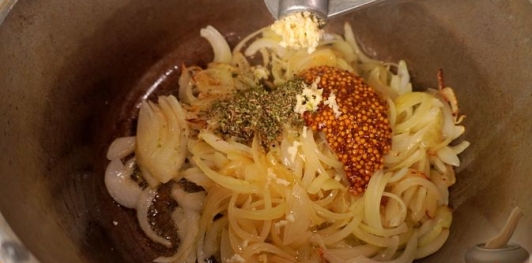 Фото приготовления рецепта: Свинина, тушенная с грушей, свининой и мёдом - шаг №6