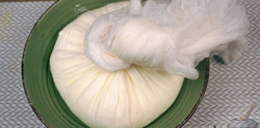 Фото приготовления рецепта: Сыр лабне (молодой) - шаг №5