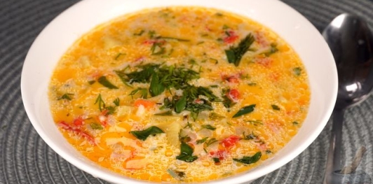 Фото приготовления рецепта: Сырный суп с рисом и сладким перцем - шаг №13