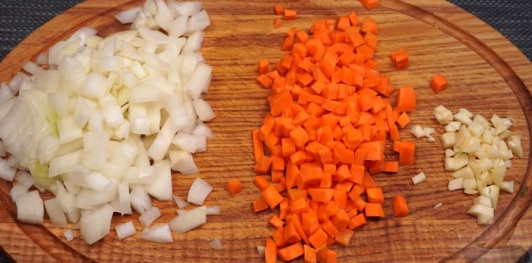 Фото приготовления рецепта: Сырный суп с рисом и сладким перцем - шаг №2