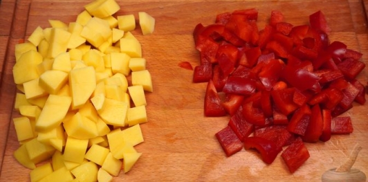 Фото приготовления рецепта: Сырный суп с рисом и сладким перцем - шаг №3