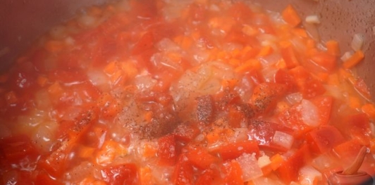 Фото приготовления рецепта: Сырный суп с рисом и сладким перцем - шаг №8