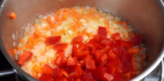 Фото приготовления рецепта: Сырный суп с рисом и сладким перцем - шаг №7