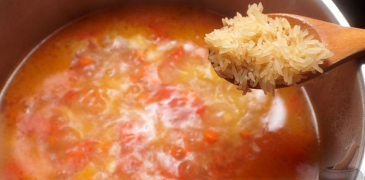 Фото приготовления рецепта: Сырный суп с рисом и сладким перцем - шаг №10