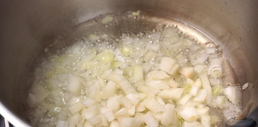 Фото приготовления рецепта: Сырный суп с рисом и сладким перцем - шаг №5