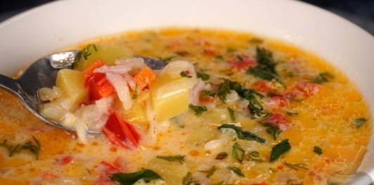 Фото приготовления рецепта: Сырный суп с рисом и сладким перцем - шаг №14