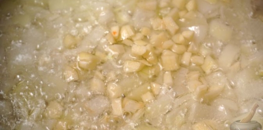 Фото приготовления рецепта: Сырный суп с рисом и сладким перцем - шаг №6