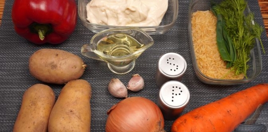 Фото приготовления рецепта: Сырный суп с рисом и сладким перцем - шаг №1