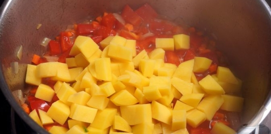 Фото приготовления рецепта: Сырный суп с рисом и сладким перцем - шаг №9