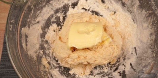 Фото приготовления рецепта: Трдельник с яблочной начинкой - шаг №8