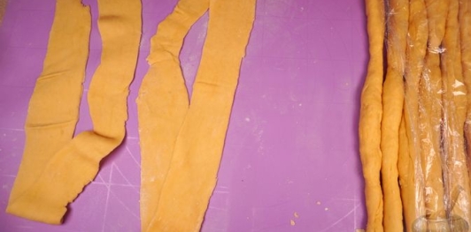 Фото приготовления рецепта: Трдельник с яблочной начинкой - шаг №13