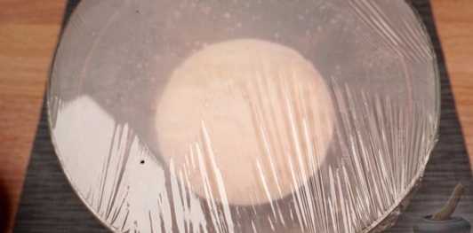 Фото приготовления рецепта: Трдельник с яблочной начинкой - шаг №4