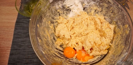 Фото приготовления рецепта: Трдельник со взбитыми сливками - шаг №9