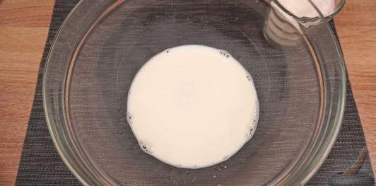 Фото приготовления рецепта: Трдельник со взбитыми сливками - шаг №2