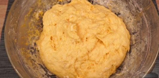 Фото приготовления рецепта: Трдельник со взбитыми сливками - шаг №11