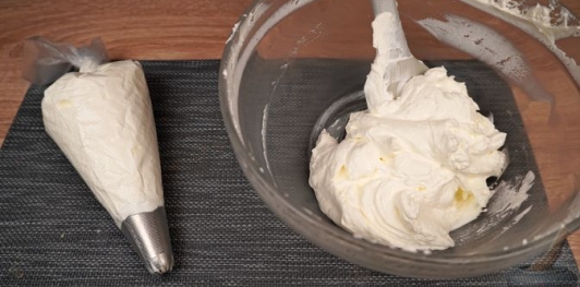 Фото приготовления рецепта: Трдельник со взбитыми сливками - шаг №21