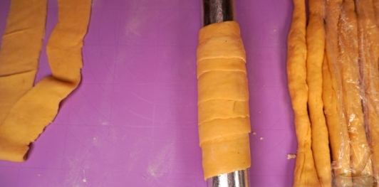 Фото приготовления рецепта: Трдельник со взбитыми сливками - шаг №14