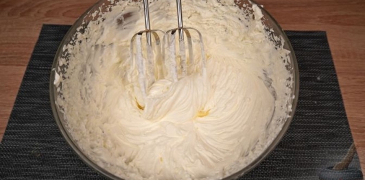 Фото приготовления рецепта: Трдельник со взбитыми сливками - шаг №20