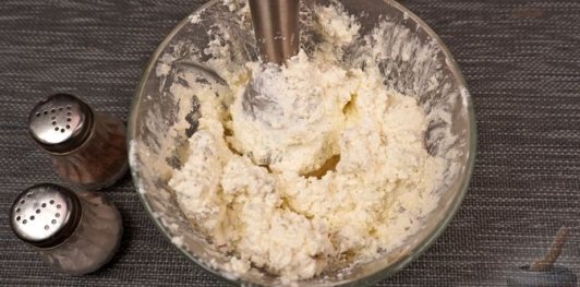 Фото приготовления рецепта: Творожная намазка с чесноком и майораном - шаг №5