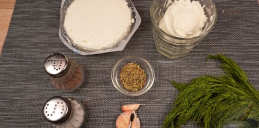 Фото приготовления рецепта: Творожная намазка с чесноком и майораном - шаг №1