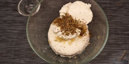 Фото приготовления рецепта: Творожная намазка с чесноком и майораном - шаг №4