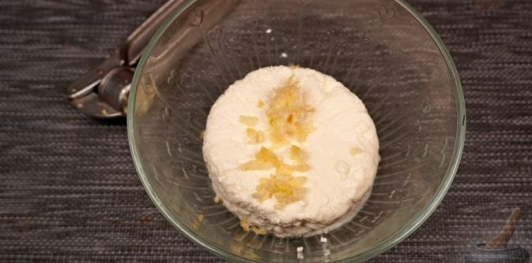 Фото приготовления рецепта: Творожная намазка с чесноком и майораном - шаг №2