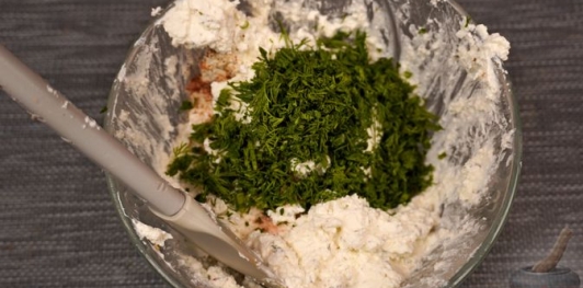 Фото приготовления рецепта: Творожная намазка с чесноком и майораном - шаг №8