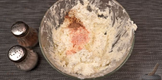 Фото приготовления рецепта: Творожная намазка с чесноком и майораном - шаг №6