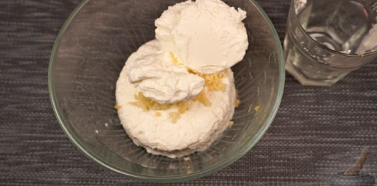 Фото приготовления рецепта: Творожная намазка с чесноком и майораном - шаг №3