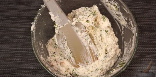 Фото приготовления рецепта: Творожная намазка с чесноком и майораном - шаг №9