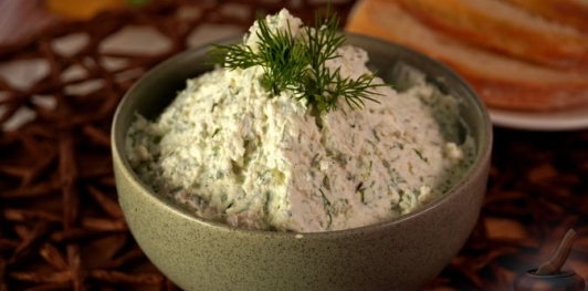 Фото приготовления рецепта: Творожная намазка с чесноком и майораном - шаг №10