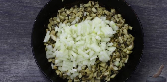 Фото приготовления рецепта: Творожные блины-пирожки с грибной начинкой - шаг №4